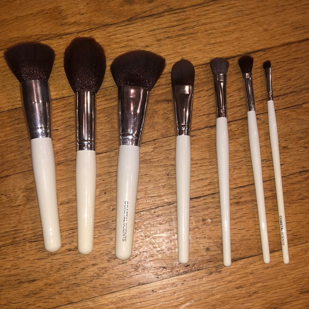 Makeup brush shirt with 7 brushes. Comes with a portable brush case